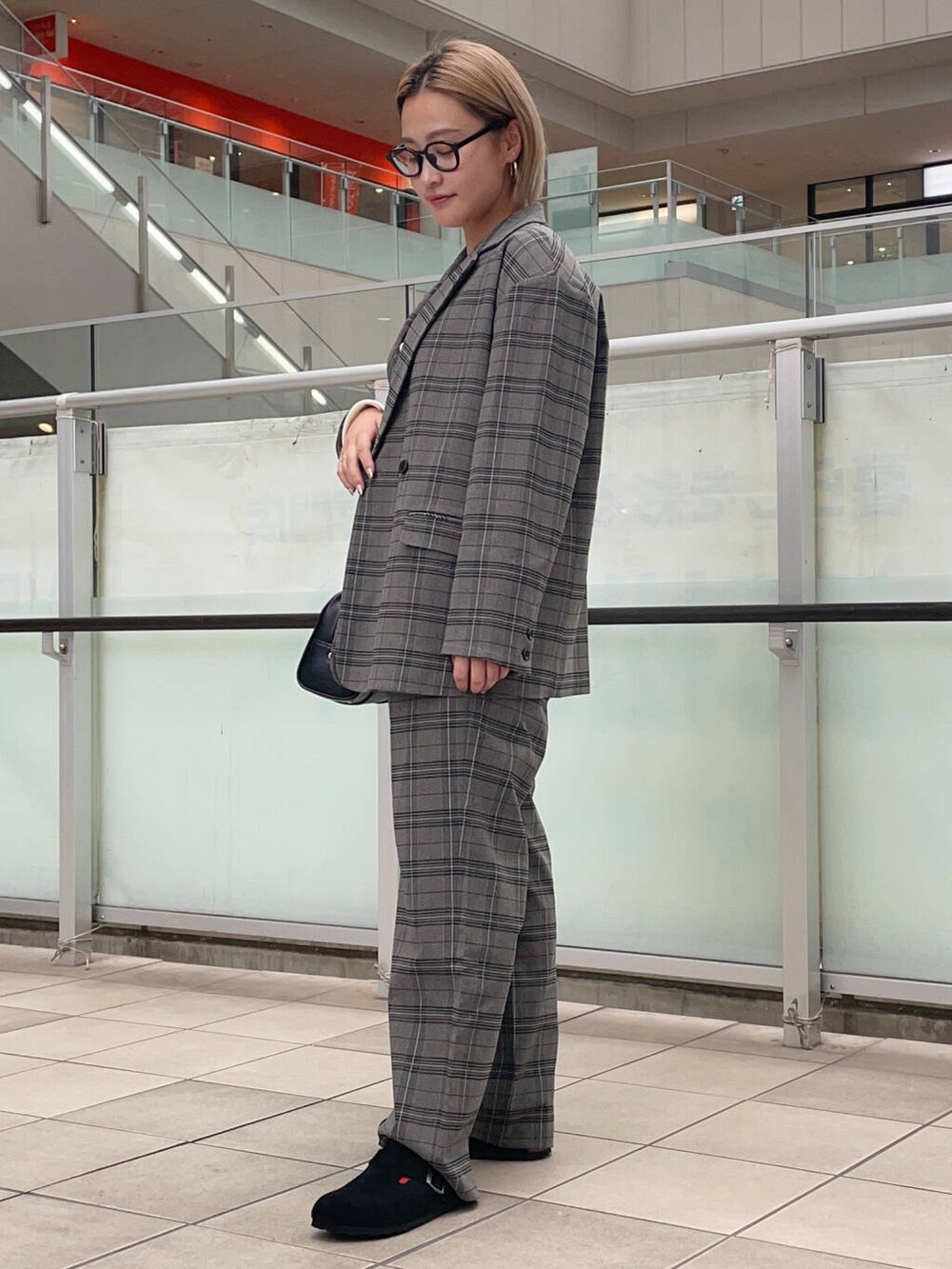 ホワイト系のTシャツ/カットソー、ブラック系のボストンバッグ、その他のその他アウターを着用したレディースの秋コーディネートの5枚目の写真