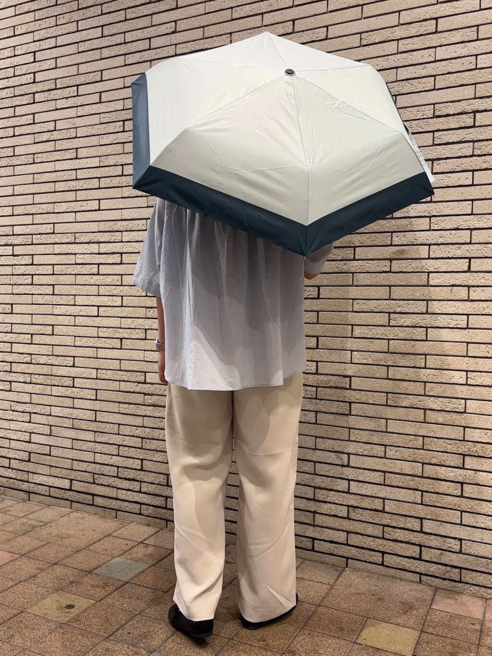 ブルー系のシャツ/ブラウス、ブラック系のバレエシューズ、ベージュ系のその他パンツを着用したレディースの夏コーディネートの4枚目の写真