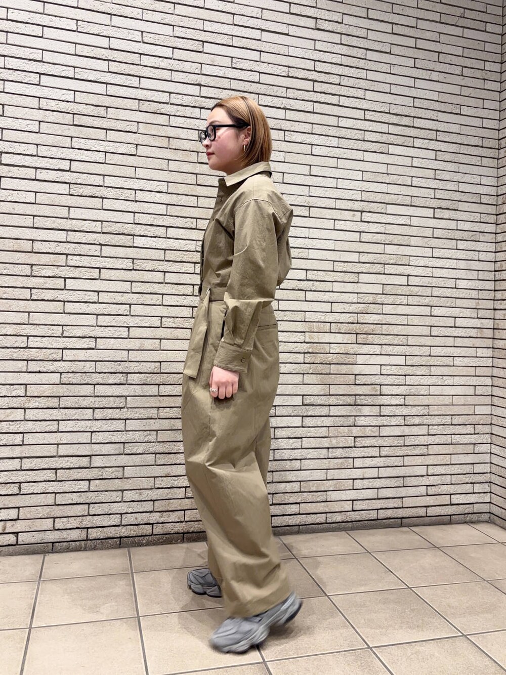 グリーン系のサロペット/オーバーオール、レッド系のTシャツ/カットソーを着用したレディースの春コーディネートの3枚目の写真