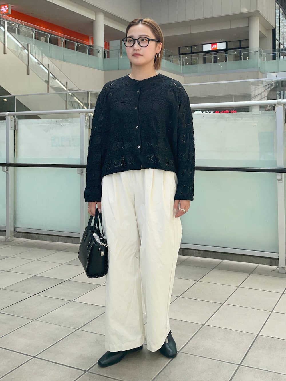 ブラック系のショルダーバッグ、ブラック系のその他シューズ、ホワイト系のその他パンツを着用したレディースの夏コーディネートの2枚目の写真