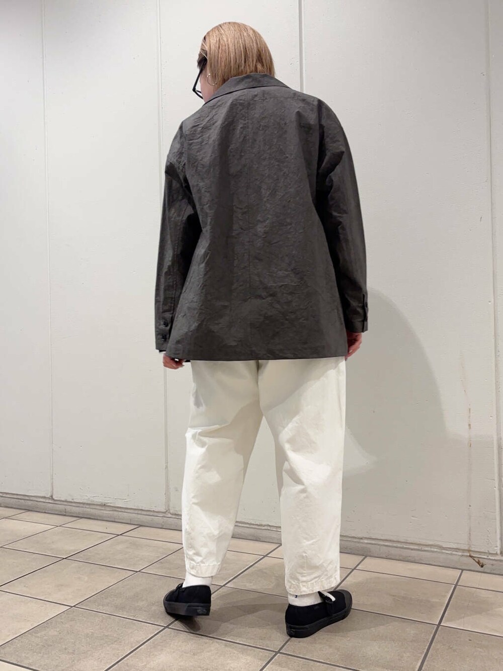 ブラック系のTシャツ/カットソー、ホワイト系のその他パンツ、グレー系のその他アウターを着用したレディースの春コーディネートの3枚目の写真