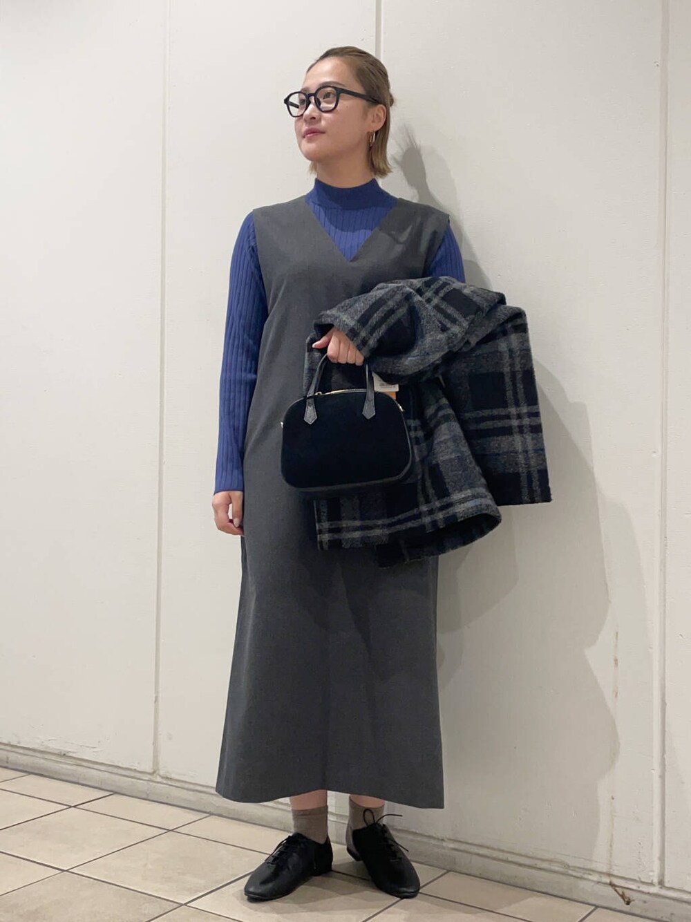 ブラック系のその他シューズ、ブラック系のショルダーバッグ、グレー系のワンピースを着用したレディースの秋コーディネートの5枚目の写真