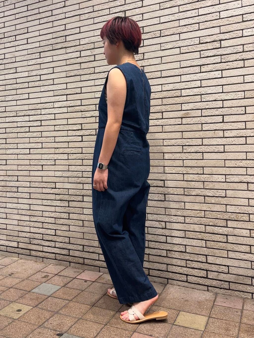 ホワイト系のサンダル、ブルー系のサロペット/オーバーオール、ホワイト系のタンクトップを着用したレディースの夏コーディネートの2枚目の写真