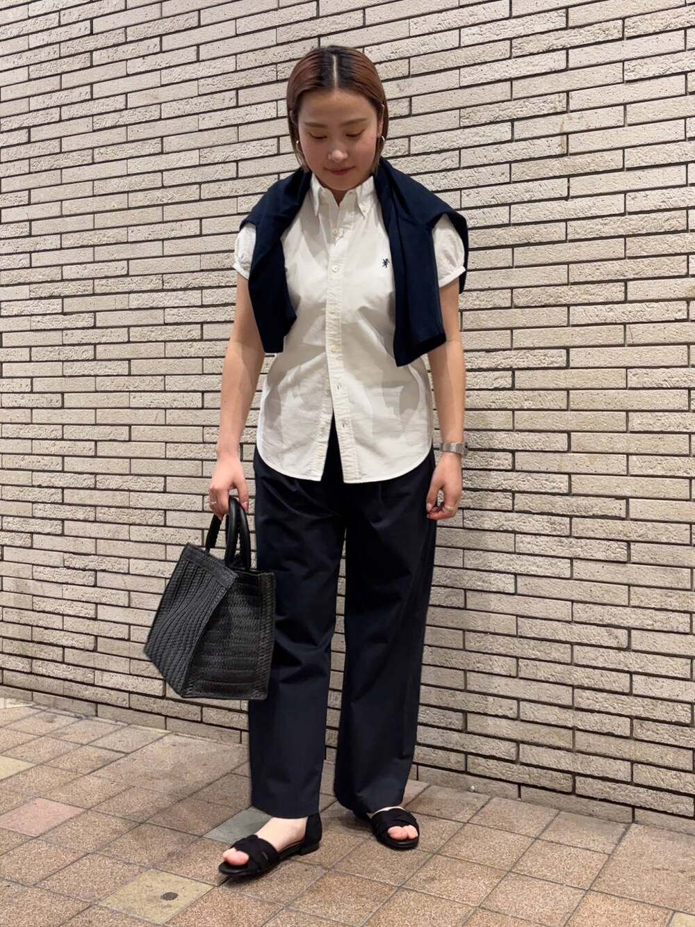 ブラック系のサンダル、ブルー系のその他パンツ、ホワイト系のタンクトップを着用したレディースの春コーディネートの6枚目の写真