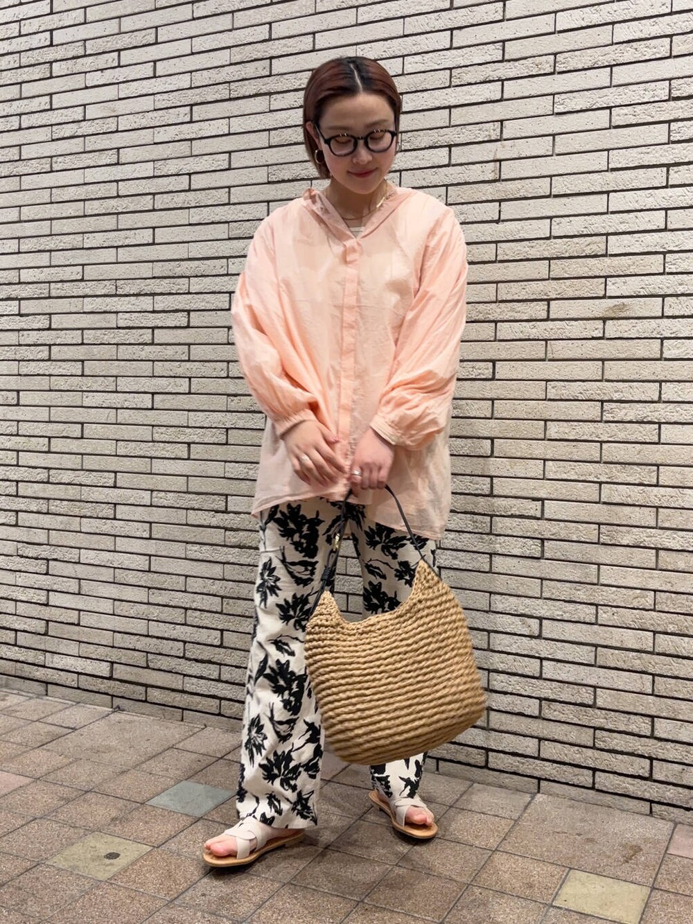 ホワイト系のサンダル、イエロー系のトートバッグ、ベージュ系のその他パンツを着用したレディースの春コーディネートの2枚目の写真