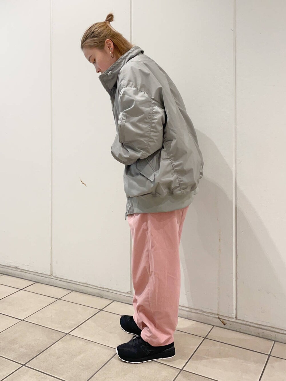 ブラック系のスニーカー、ピンク系のその他パンツ、ホワイト系のスウェットを着用したレディースの秋コーディネートの3枚目の写真