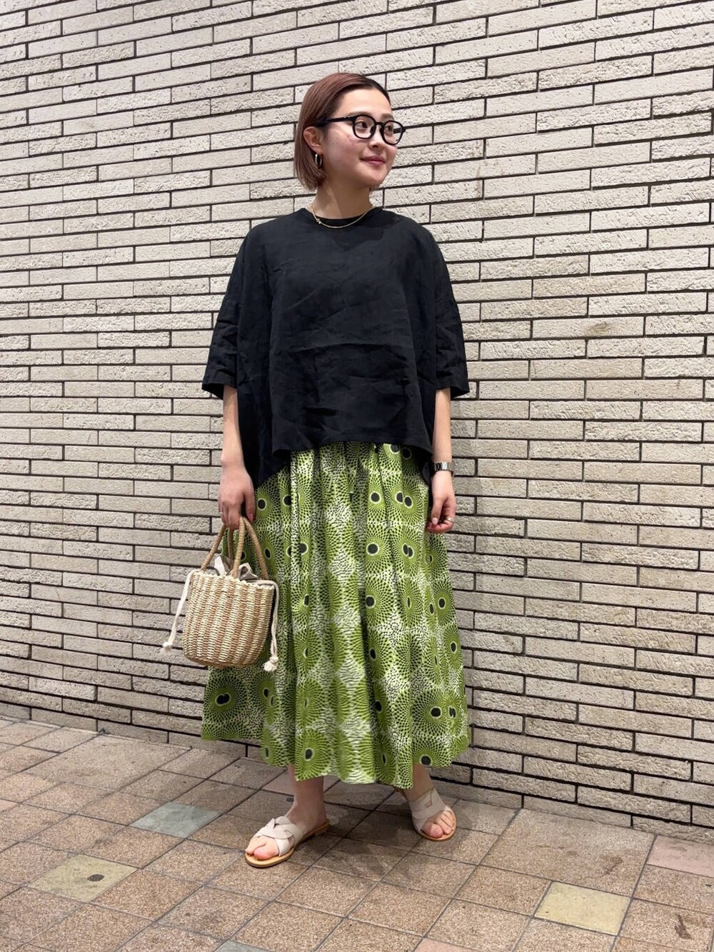 ホワイト系のサンダル、ブラック系のシャツ/ブラウスを着用したレディースの春コーディネートの3枚目の写真