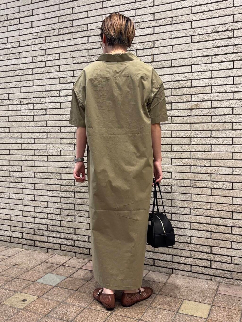 ブラウン系のバレエシューズ、ベージュ系のワンピースを着用したレディースの夏コーディネートの4枚目の写真