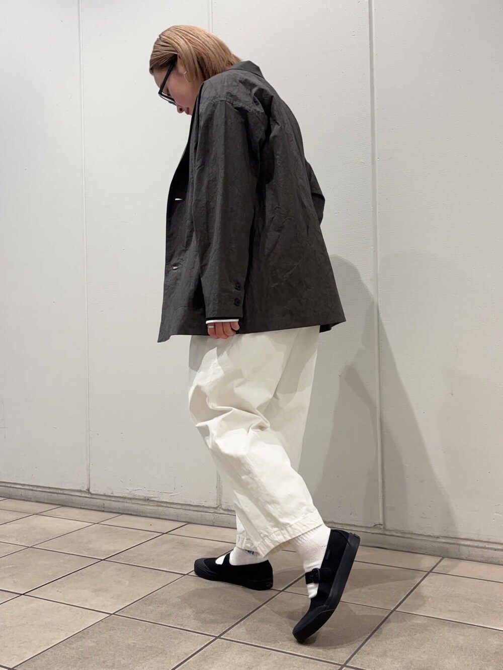 ブラック系のTシャツ/カットソー、ホワイト系のその他パンツ、グレー系のその他アウターを着用したレディースの春コーディネートの2枚目の写真