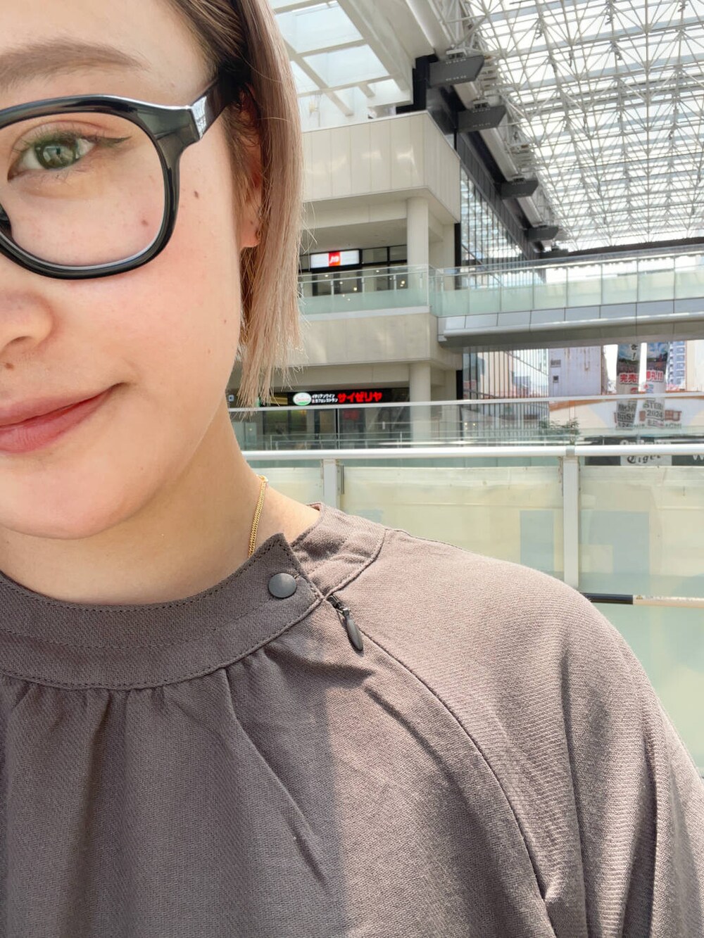 ブラック系のショルダーバッグ、グレー系のワンピース、グリーン系のその他パンツを着用したレディースの夏コーディネートの6枚目の写真