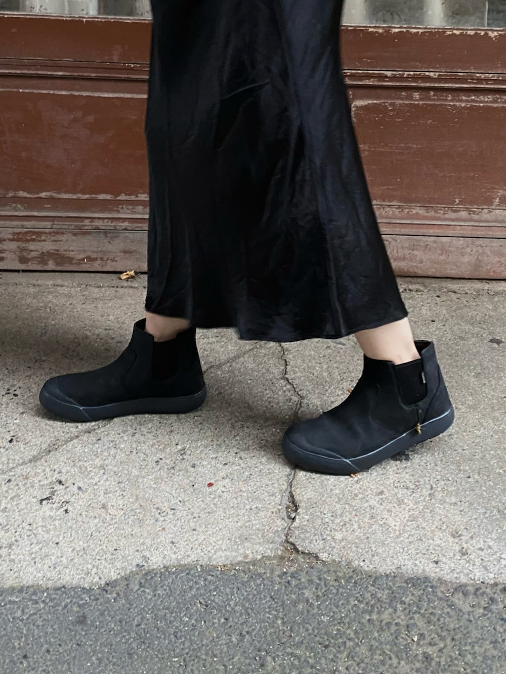 ブラウン系のシャツ/ブラウス、ブラック系のスカート、ブラック系のブーツを着用したレディースの秋コーディネートの2枚目の写真