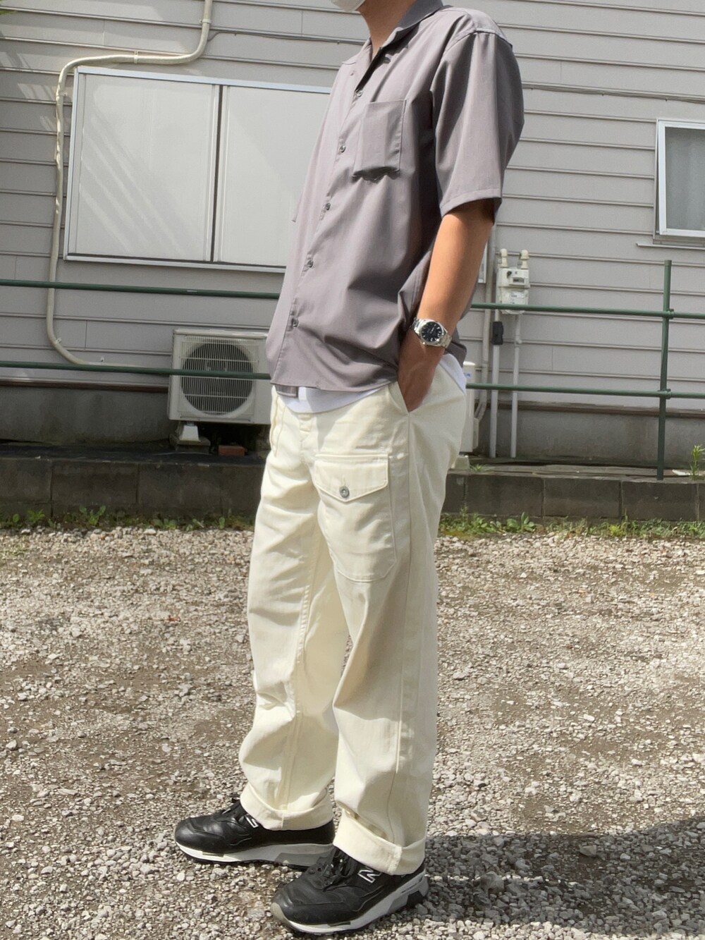 ブルー系のシャツ/ブラウス、ホワイト系のカーゴパンツ、ブラック系のスニーカーを着用したメンズの夏コーディネートの2枚目の写真