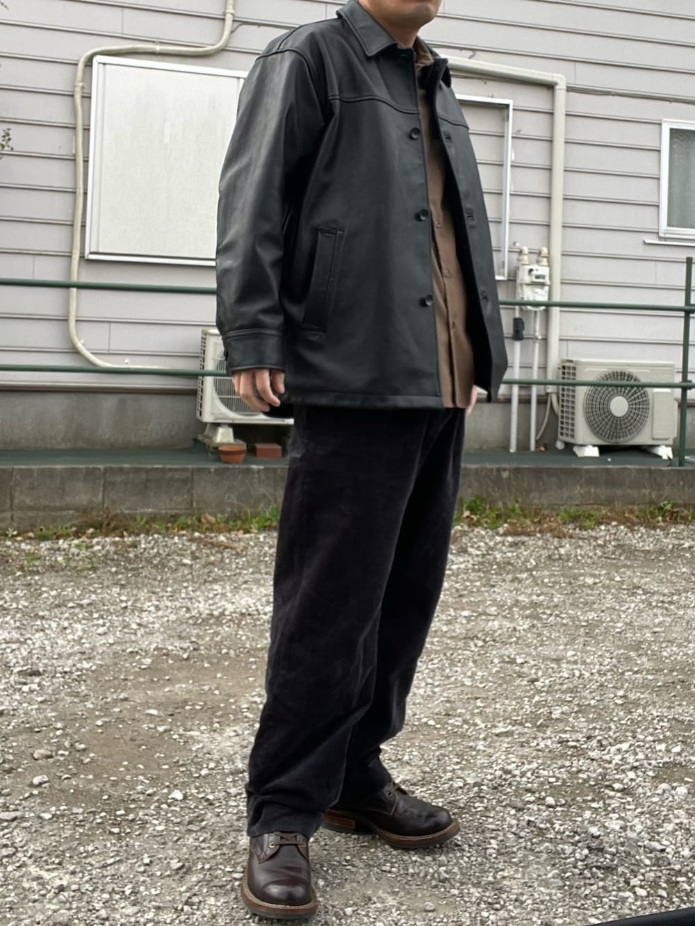 ブラック系のブルゾン、ブラウン系のシャツ/ブラウス、ブラック系のその他パンツを着用したメンズの秋コーディネートの2枚目の写真