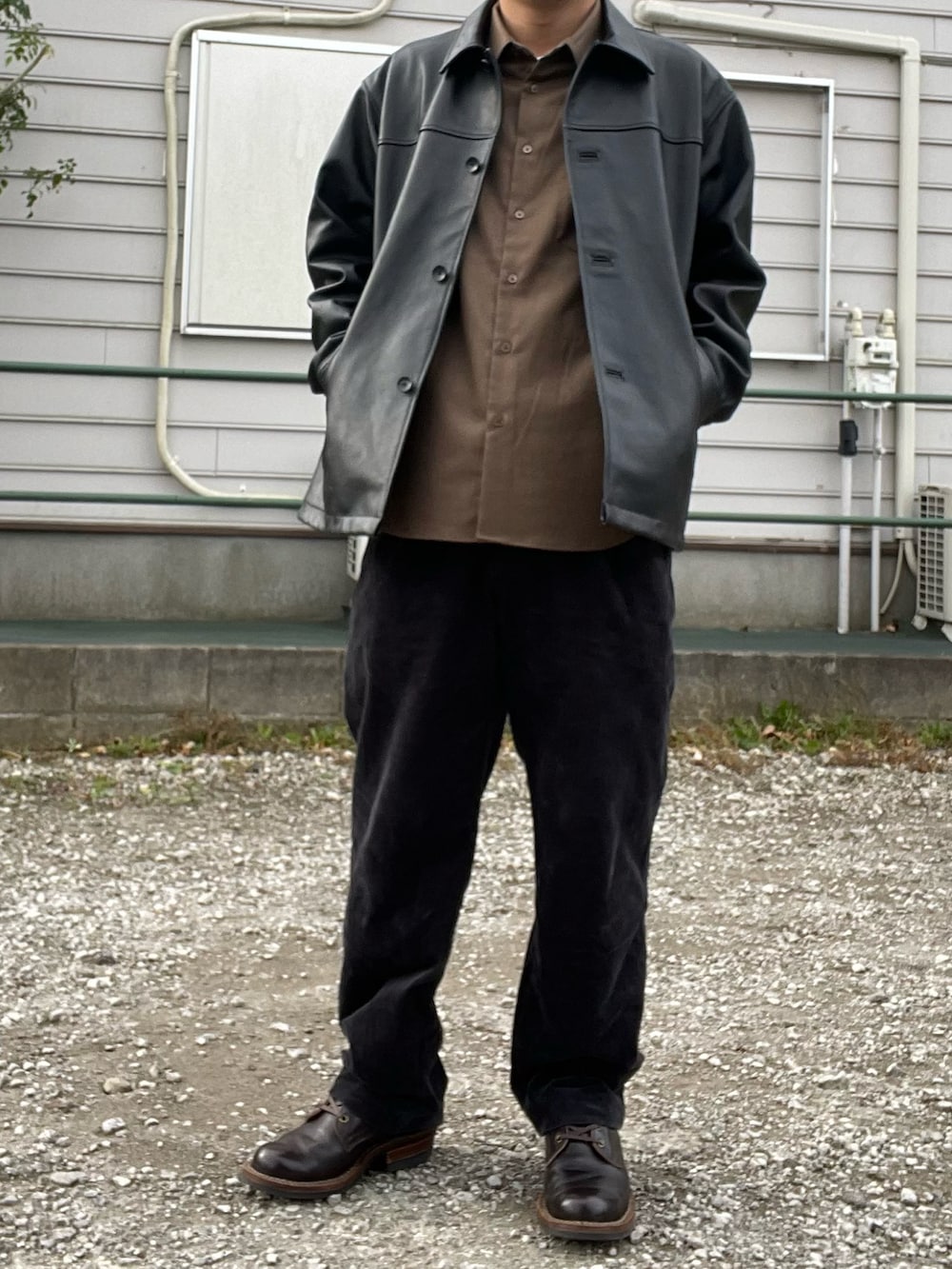 ブラック系のブルゾン、ブラウン系のシャツ/ブラウス、ブラック系のその他パンツを着用したメンズの秋コーディネートの3枚目の写真