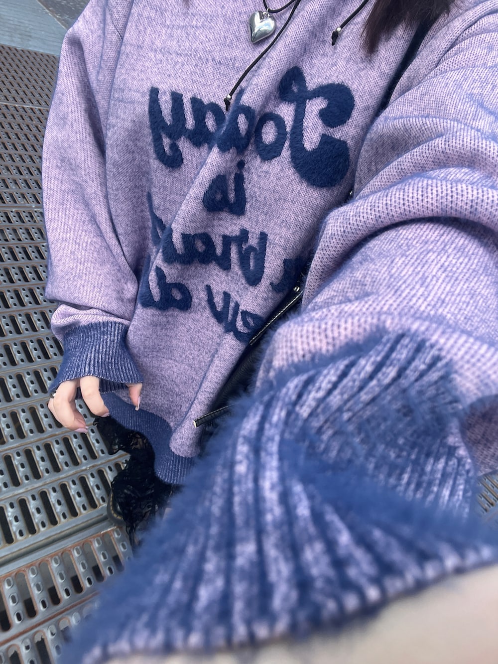 ブラック系のブーツ、ブラック系のスカート、ピンク系のニット/セーターを着用したレディースの秋コーディネートの2枚目の写真