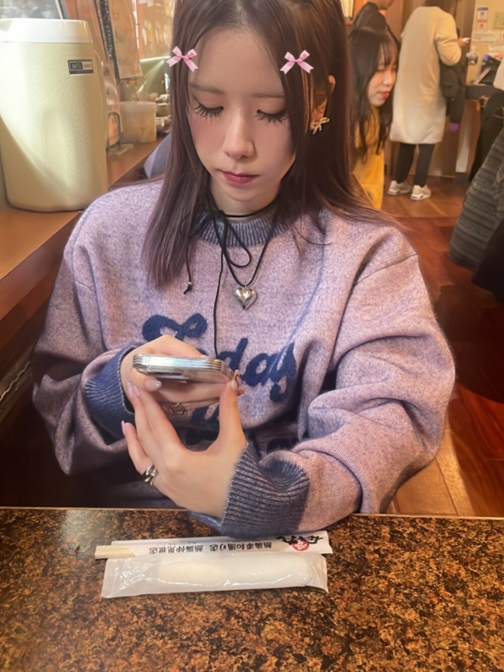 ブラック系のブーツ、ブラック系のスカート、ピンク系のニット/セーターを着用したレディースの秋コーディネートの3枚目の写真