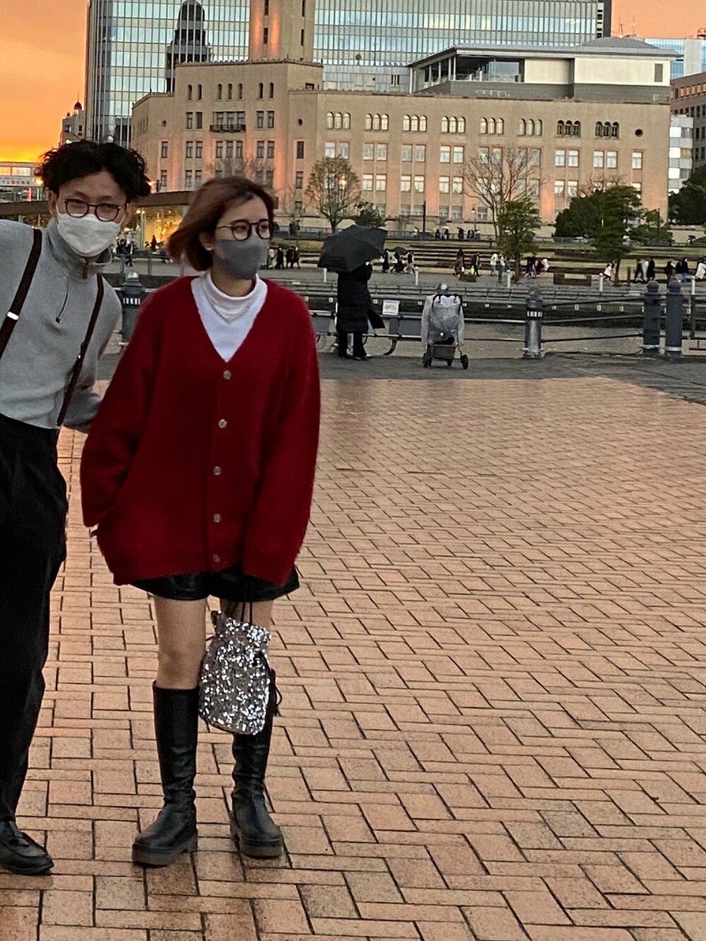 「冬コーデ、あったかコーデ、大人カジュアル、ootd、マイベストコーデ2021、おしゃれさんと繋がりたい、カラーニット、ショートパンツ、ロングブーツ、カーディガン、モヘアカーディガン、モヘアニット、レッド、クリスマス、WHO’S WHO gallery」｜「WHO'S WHO galleryの【KOOKY'N/クーキー】アルパカ混モヘアライクカーディガン（カーディガン/ボレロ、レッド系）」を使った、hnkさん（レディース・158cm）の冬コーディネートの2枚目の写真