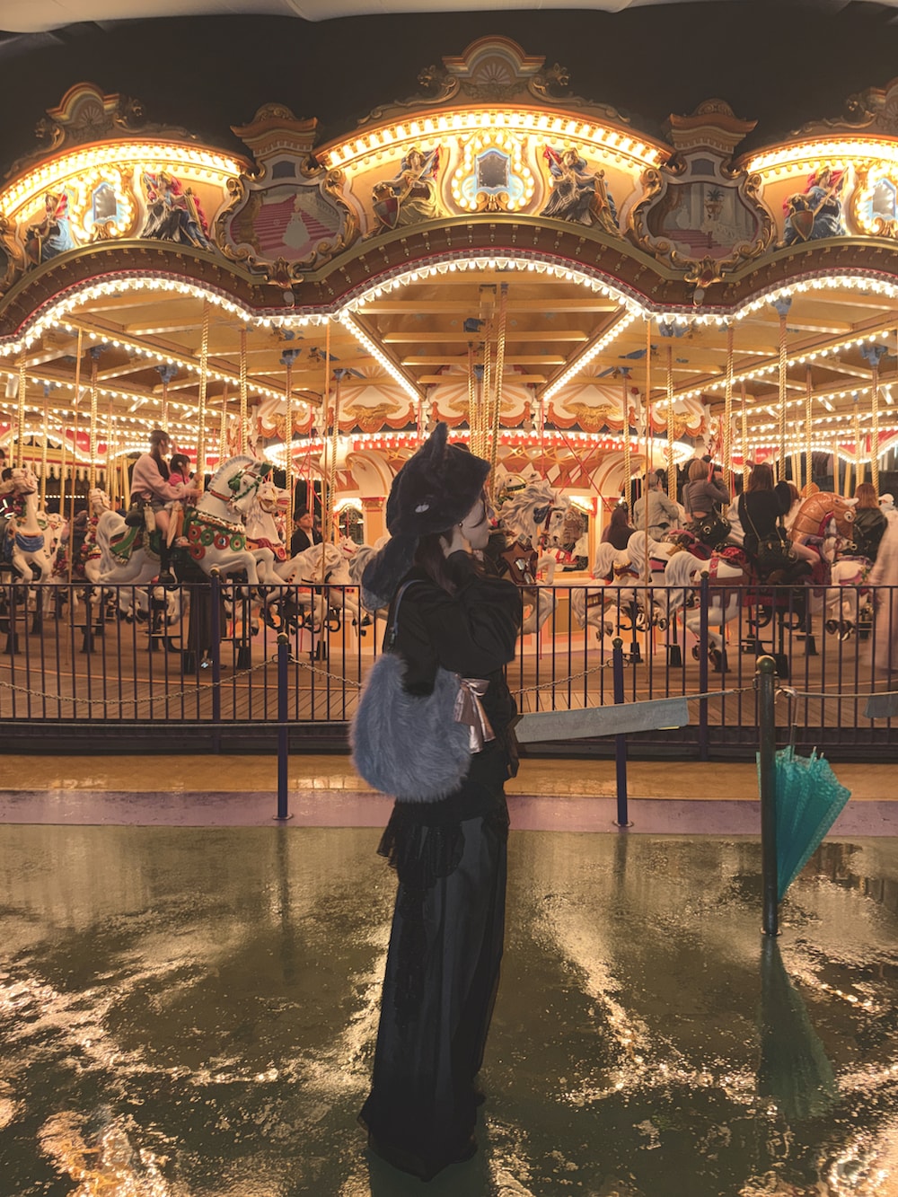 ブラック系のシャツ/ブラウス、ブルー系のショルダーバッグ、ブラック系のスニーカーを着用したレディースの秋コーディネートの2枚目の写真