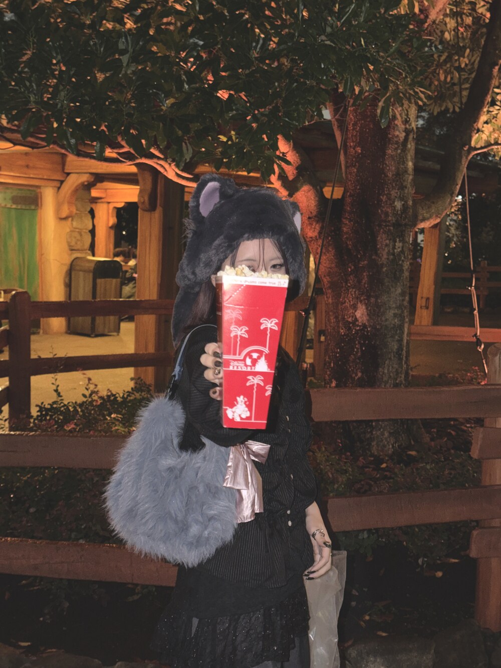 ブラック系のシャツ/ブラウス、ブルー系のショルダーバッグ、ブラック系のスニーカーを着用したレディースの秋コーディネートの3枚目の写真