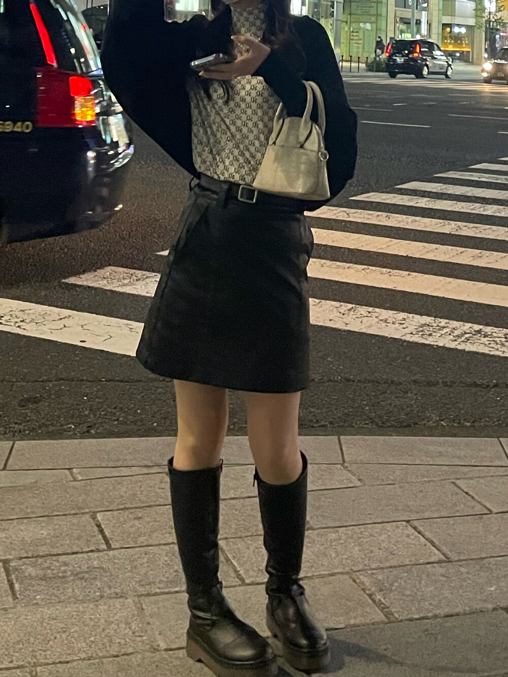 「春、春コーデ、オトナカジュアル、ガーリー、大人ガーリー、ロングブーツ、ミニスカート、ハイネック、who's who chico、neuna、ZARA、ボレロ、モノトーン、モノトーンコーデ、骨格ウェーブ」｜「Chicoの【新色追加】モノグラムチュールロンT（Tシャツ/カットソー、ベージュ系）」を使った、hnkさん（レディース・158cm）の春コーディネートの2枚目の写真