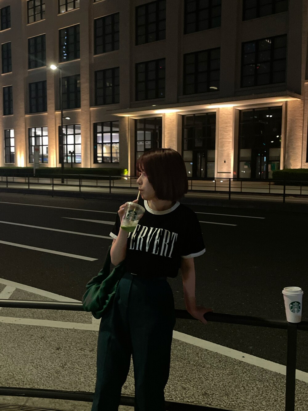 「今日のコーデ、大人カジュアル、お出かけコーデ、カジュアルコーデ、骨格ウェーブ、フレアパンツ、グリーン、グリーンコーデ、クロップドトップス、リンガーTシャツ、チェック、WHO’S WHO gallery、Dr.Martens、夏コーデ、いいね、save、フォローお願いします🤑」｜「WHO'S WHO galleryのリンガーコンパクトTEE（Tシャツ/カットソー、ブラック系）」を使った、hnkさん（レディース・158cm）の夏コーディネートの2枚目の写真