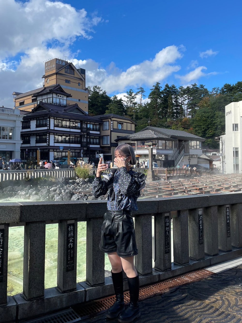 その他のシャツ/ブラウス、パープル系のハンドバッグ、ブラック系のその他パンツを着用したレディースの秋コーディネートの2枚目の写真