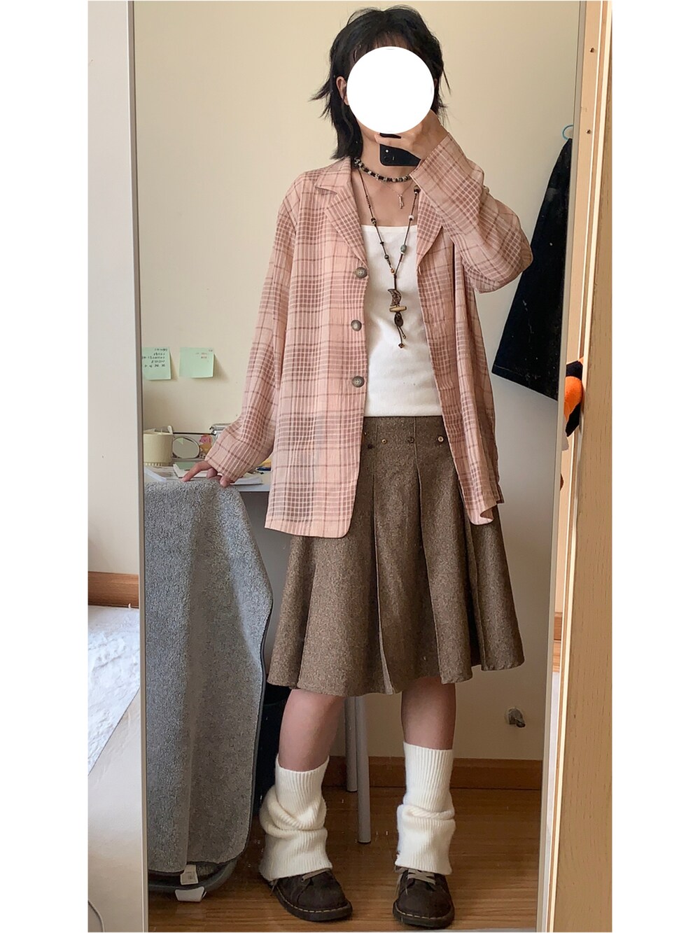 ブラウン系のトップスを着用したレディースの夏コーディネートの2枚目の写真