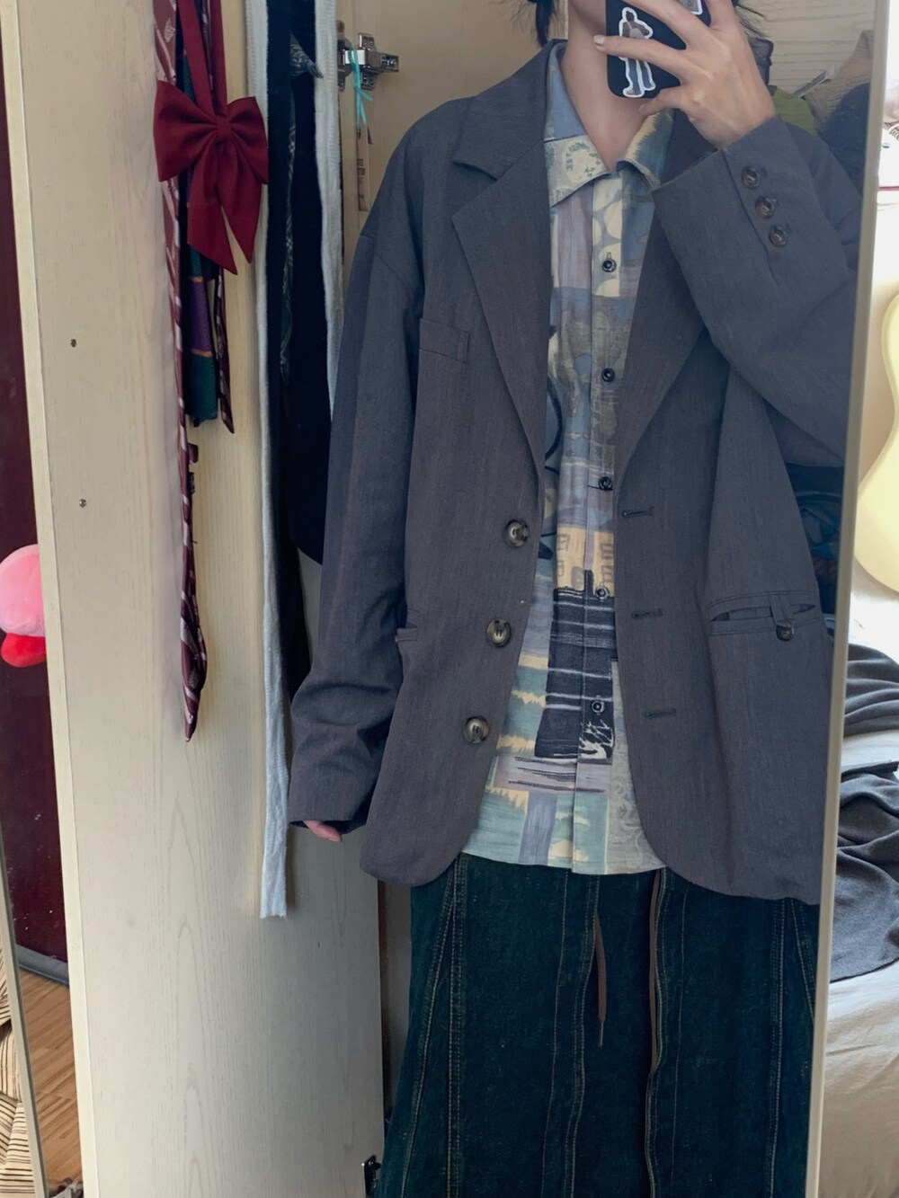 ブルー系のトップスを着用したレディースの春コーディネートの2枚目の写真