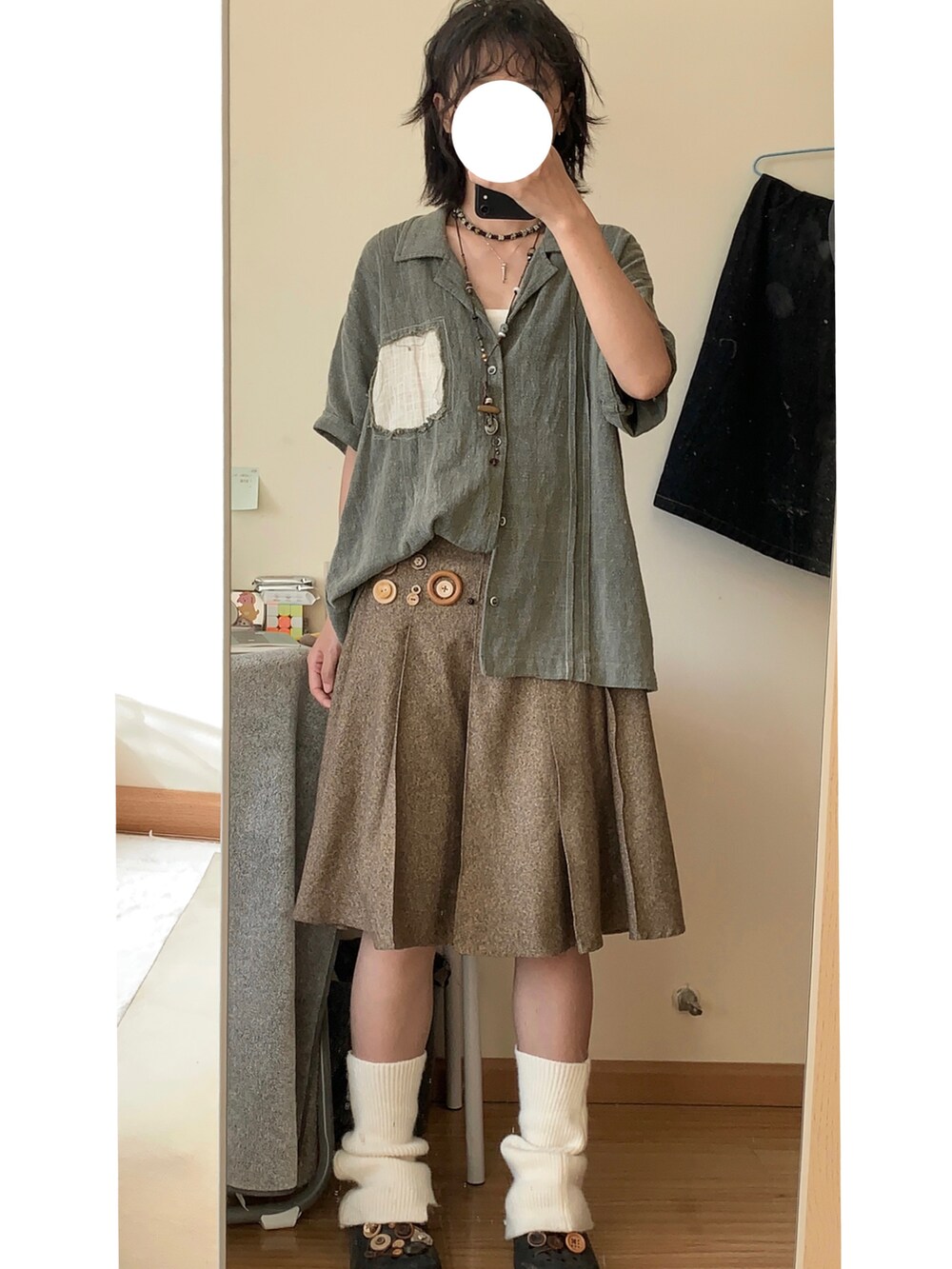 ブラウン系のスカートを着用したレディースの夏コーディネートの2枚目の写真