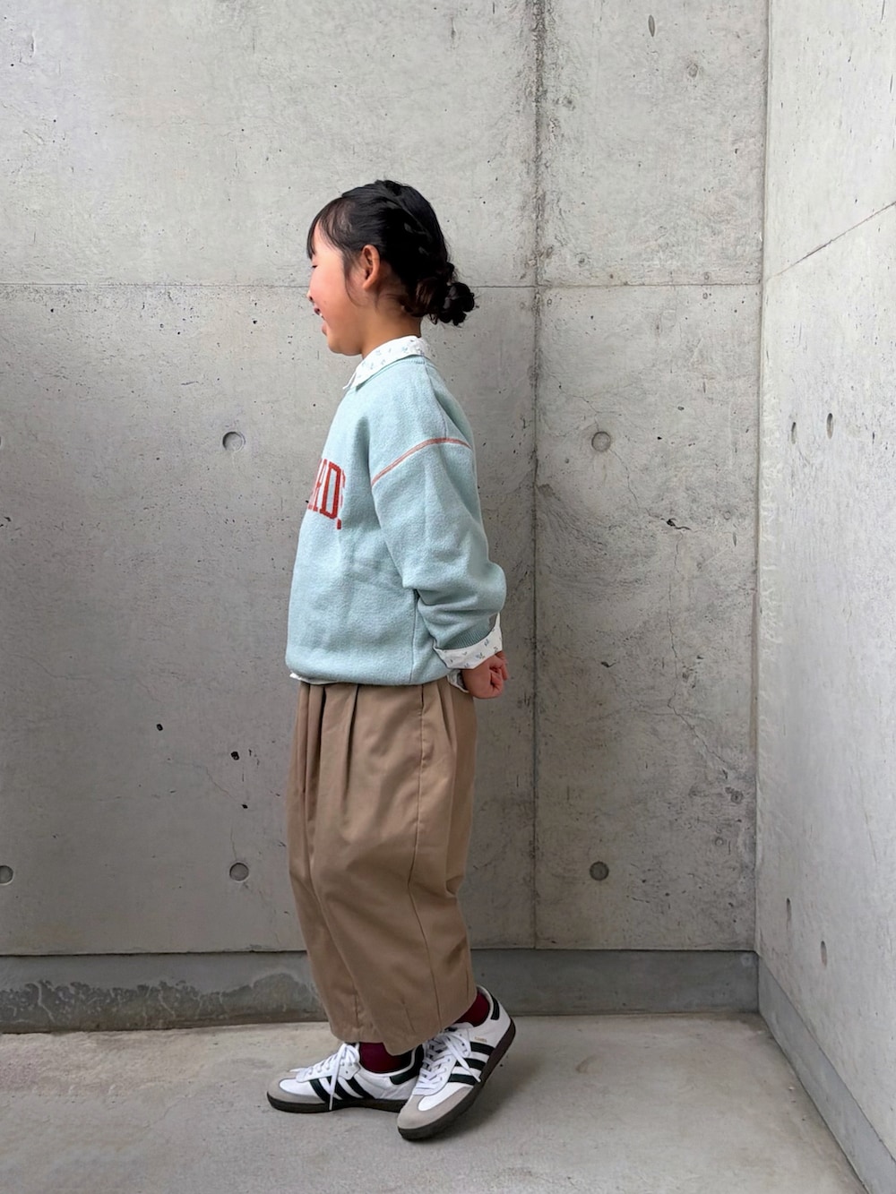 グリーン系のニット/セーター、ホワイト系のシャツ/ブラウス、イエロー系のその他パンツを着用したキッズの冬コーディネートの2枚目の写真