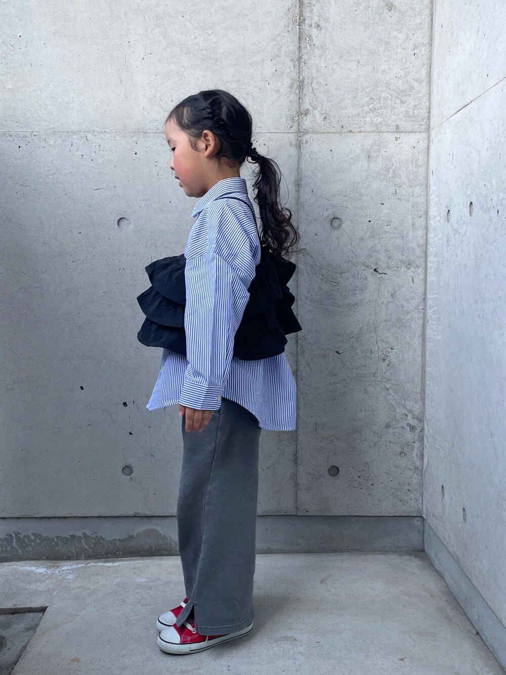 「シャツスタイル、ストライプシャツ、ビスチェ、スウェットパンツ、ハイカットスニーカー、キッズコーデ」｜「CONVERSEのconverse コンバース CHILD ALL STAR N Z HI キッズスニーカー(チャイルドオールスターNZHI)（スニーカー、レッド系）」を使った、ioooさん（キッズ・110cm）の春コーディネートの4枚目の写真
