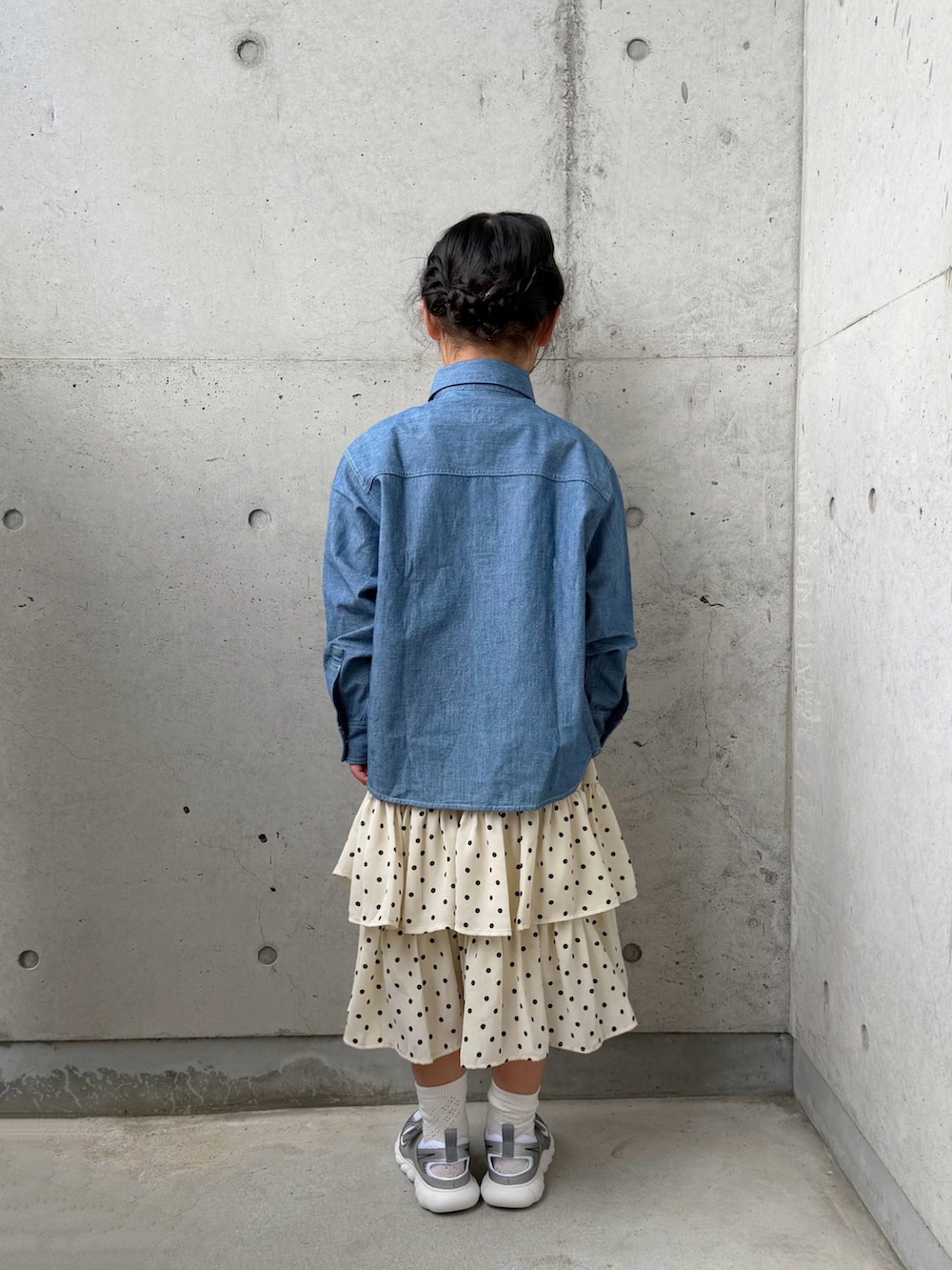ホワイト系のスカート、ブルー系のシャツ/ブラウス、ホワイト系のワンピース/ドレスを着用したキッズの春コーディネートの4枚目の写真