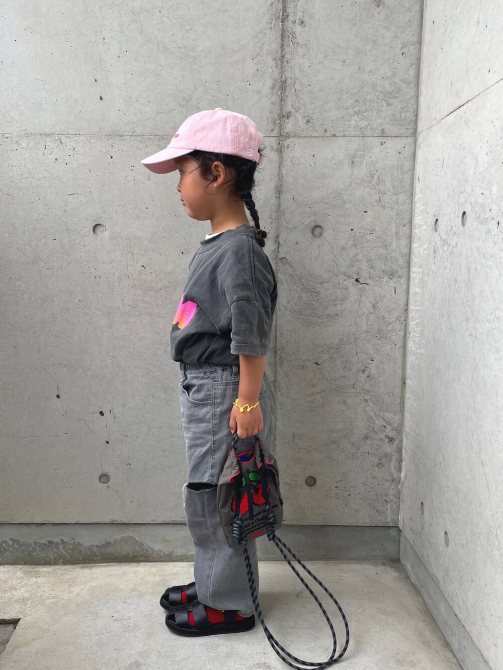 グレー系のTシャツ/カットソー、グレー系のデニムパンツ、ブラック系のサンダルを着用したキッズの春コーディネートの3枚目の写真