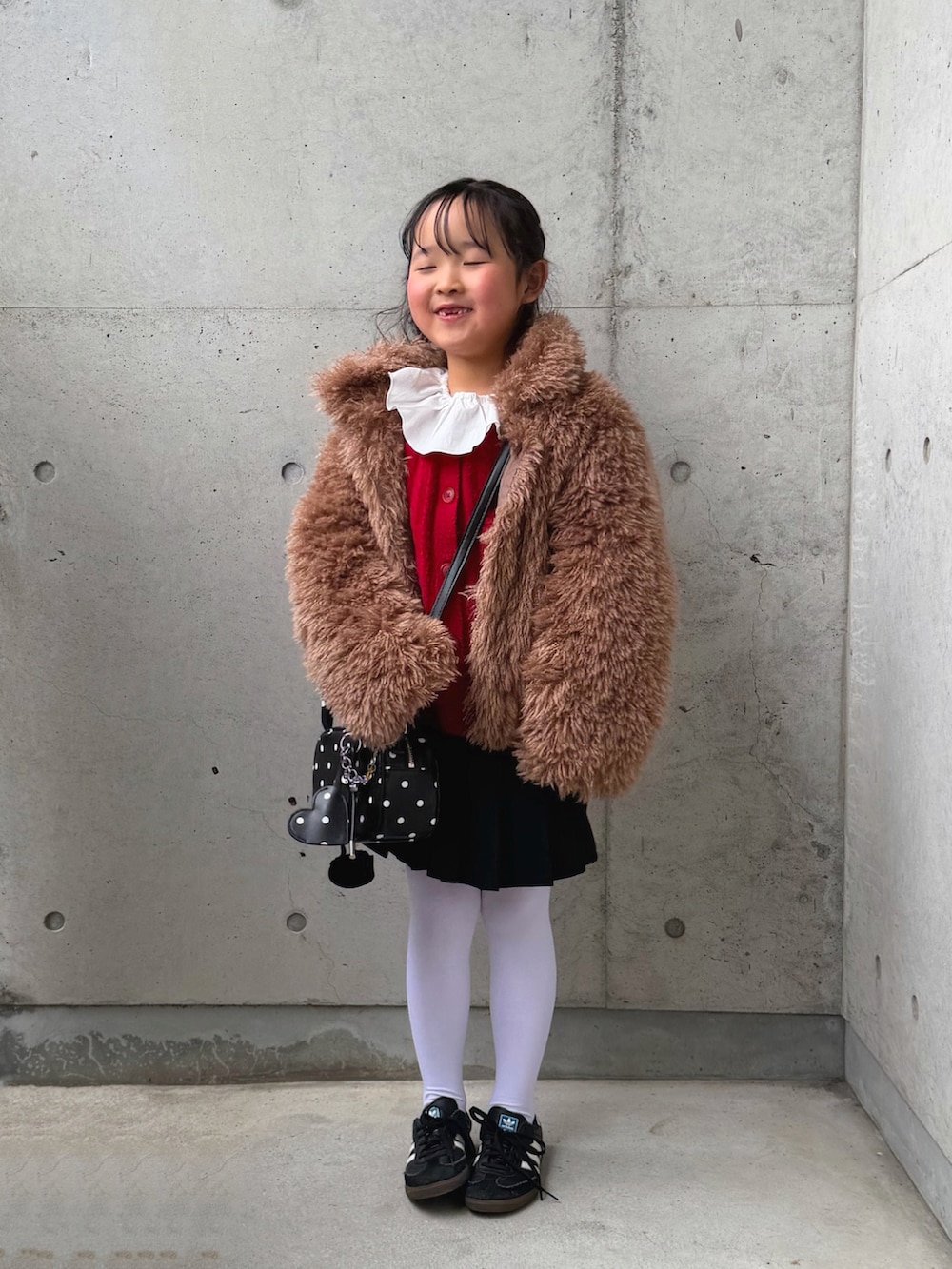 ブラウン系のブルゾン、その他のボストンバッグ、ホワイト系のシャツ/ブラウスを着用したキッズの冬コーディネートの3枚目の写真