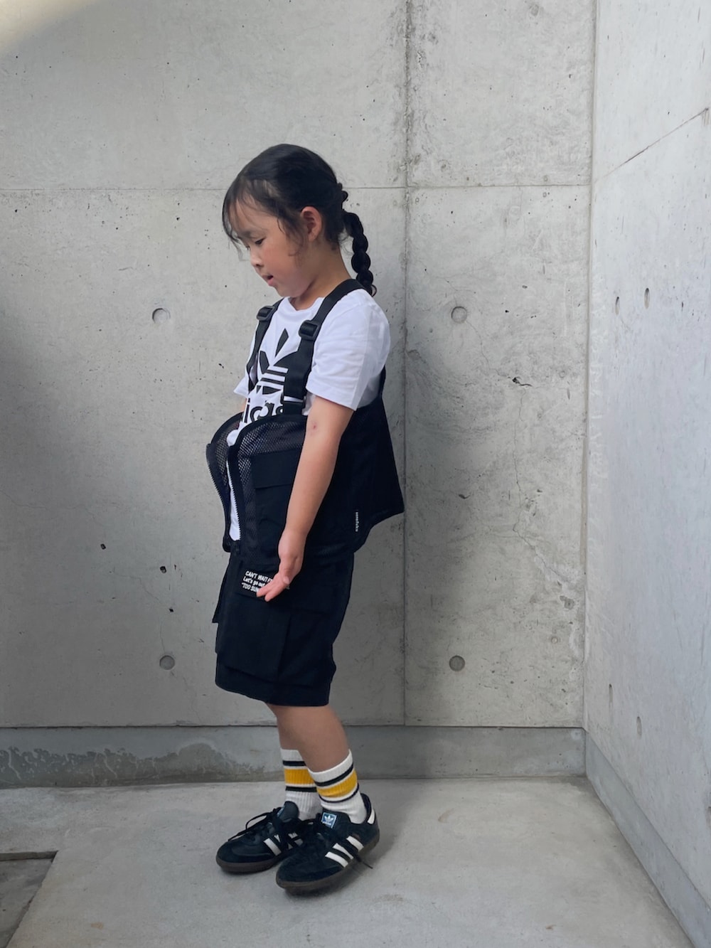 ブラック系のジャージ、ブラック系のパンツ、ブラック系のスニーカーを着用したキッズの夏コーディネートの3枚目の写真