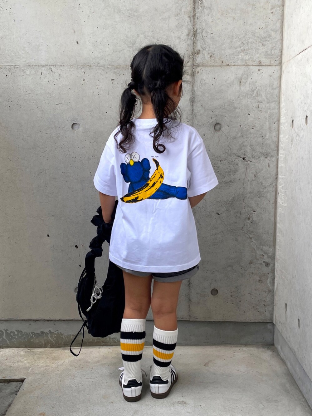 ホワイト系のトップス、グレー系のパンツ、ホワイト系のスニーカーを着用したキッズの秋コーディネートの2枚目の写真