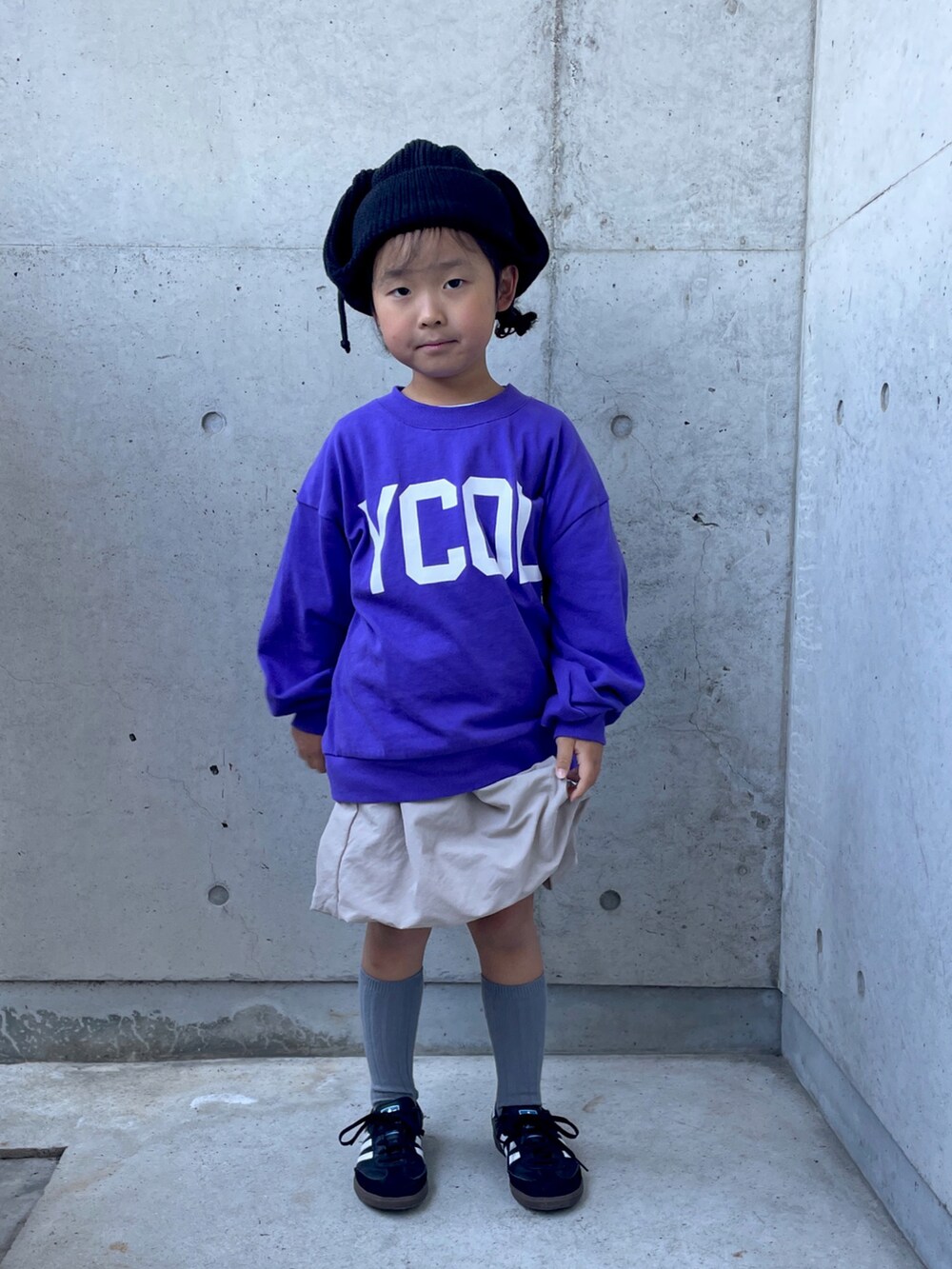 ベージュ系のスカート、パープル系のTシャツ/カットソー、ブラック系のスニーカーを着用したキッズの秋コーディネートの4枚目の写真