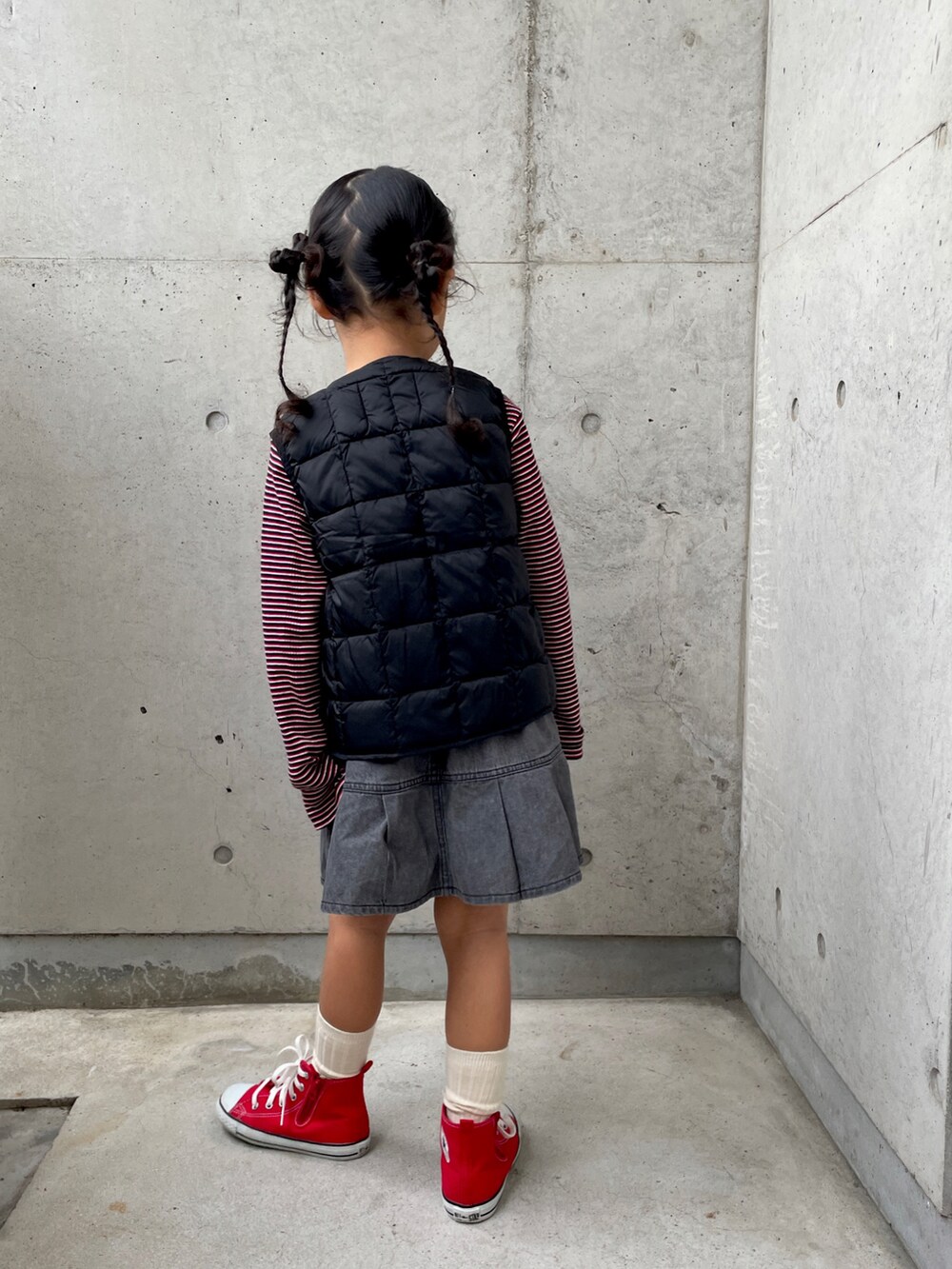 「キッズコーデ、ダウンベスト、ベスト、シンプルコーデ、差し色コーデ、スニーカー、キュロット、女の子、ボーダー、ヘアアレンジ」｜「MILLERの【別注】＜Robert P. Miller＞ TJ ロングスリーブ Tシャツ / キッズ  100cm-130cm（Tシャツ/カットソー、レッド系）」を使った、ioooさん（キッズ・110cm）の秋コーディネートの3枚目の写真