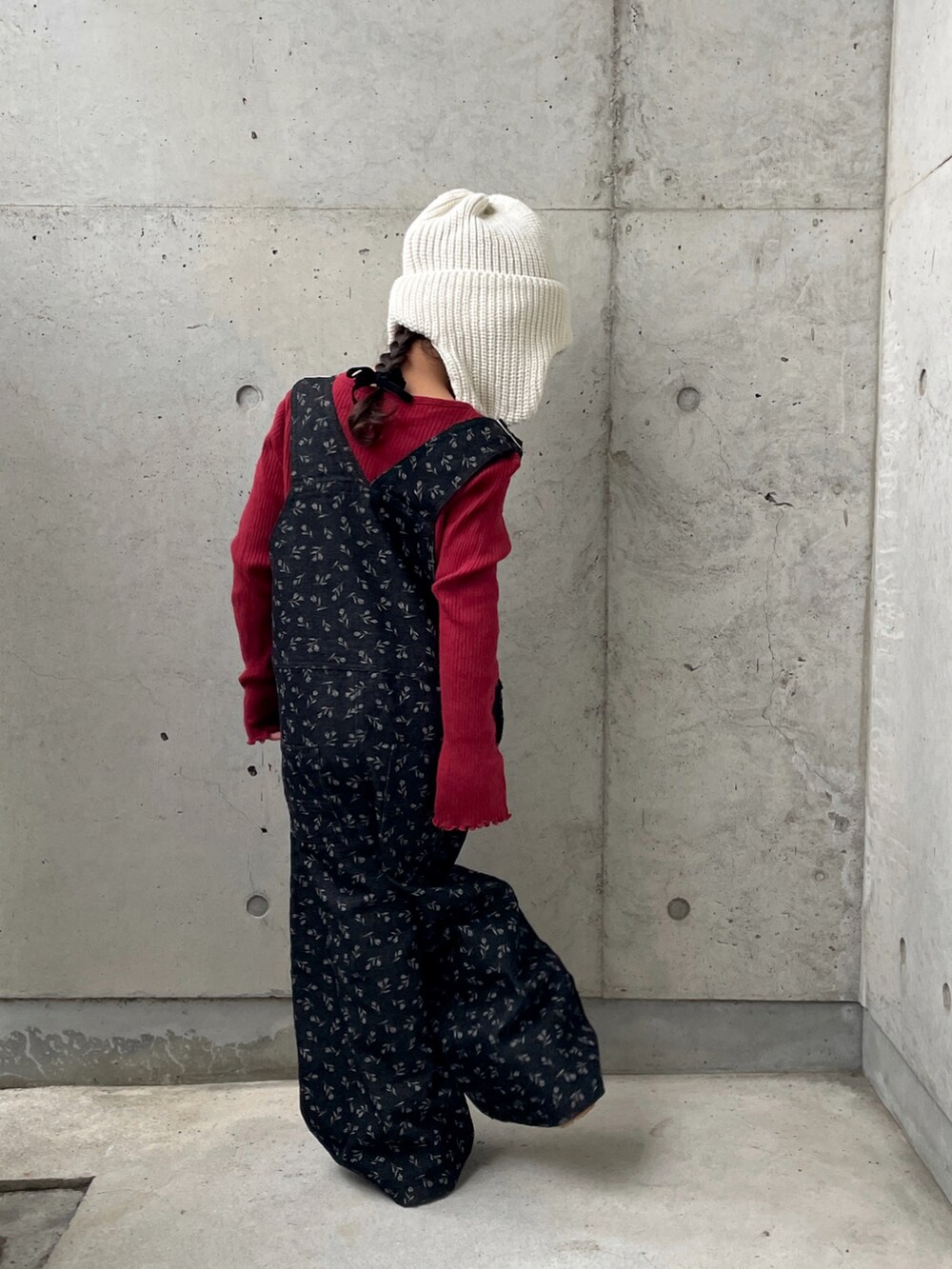 ブラウン系のブーツ、ブラック系のオールインワン・サロペット、ホワイト系のTシャツ/カットソーを着用したキッズの秋コーディネートの4枚目の写真