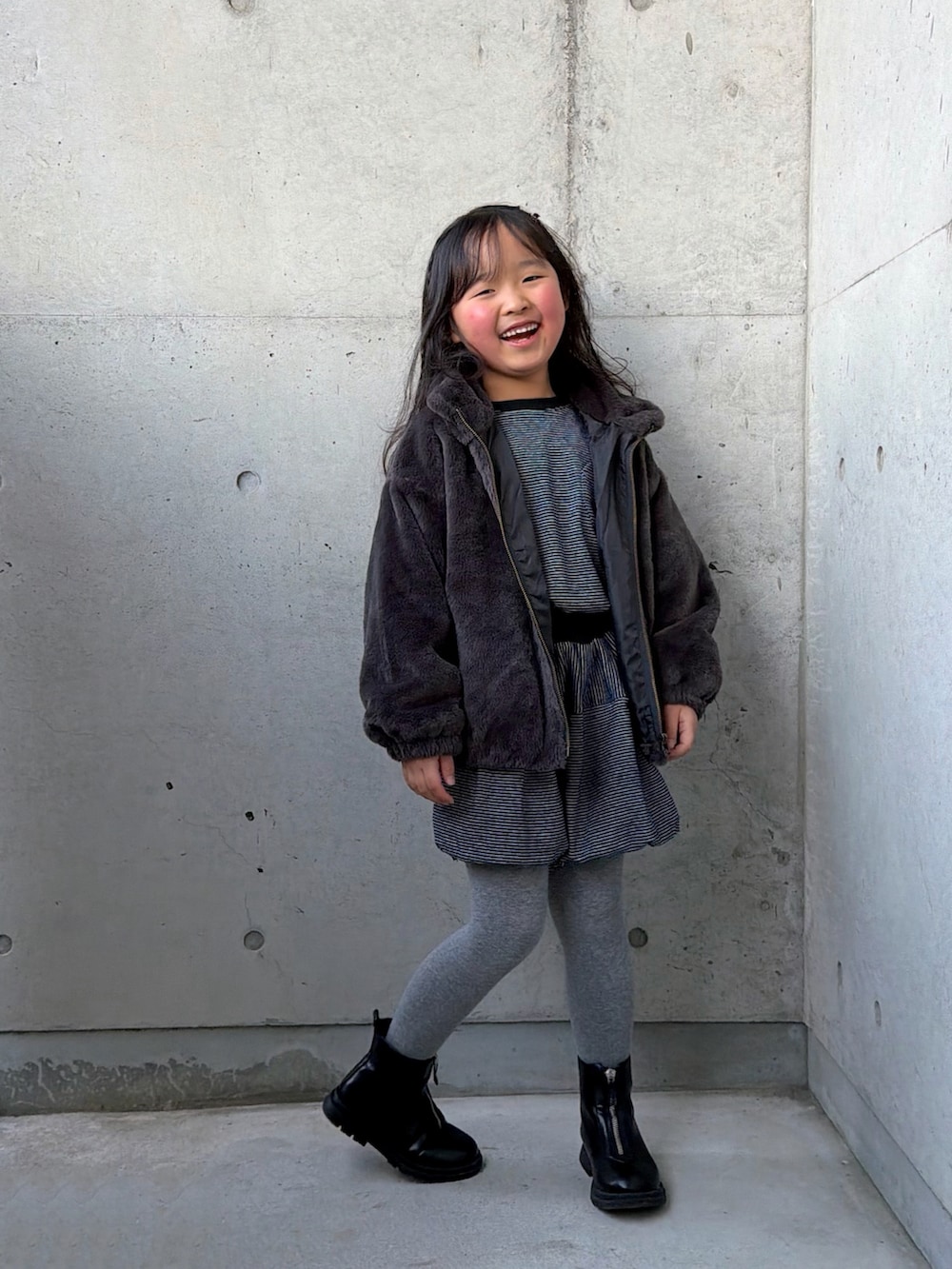 ブラック系のTシャツ/カットソー、グレー系のブルゾン、ブラック系のその他パンツを着用したキッズの冬コーディネートの3枚目の写真