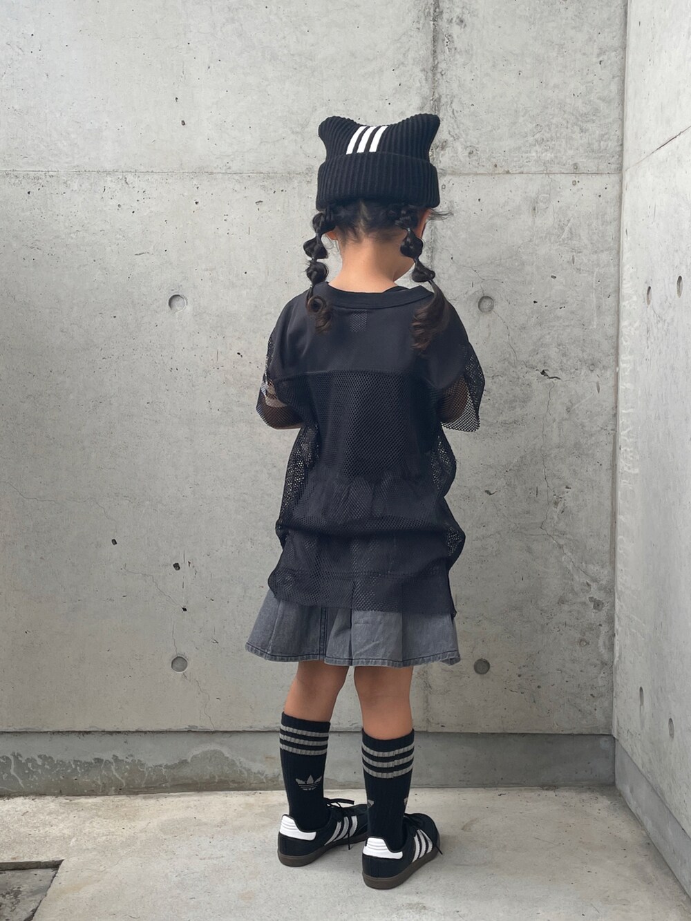 グレー系のスカート、ブラック系のキャミソール、ブラック系のTシャツ/カットソーを着用したキッズの秋コーディネートの3枚目の写真