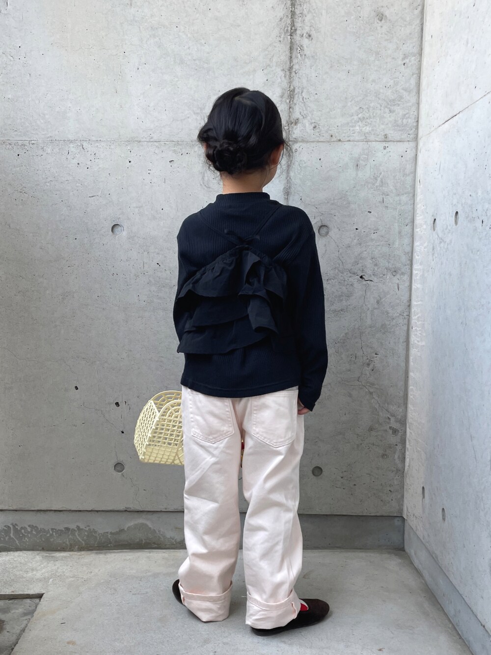 ブラック系のTシャツ/カットソー、ピンク系のその他パンツ、ホワイト系のバッグを着用したキッズの春コーディネートの3枚目の写真