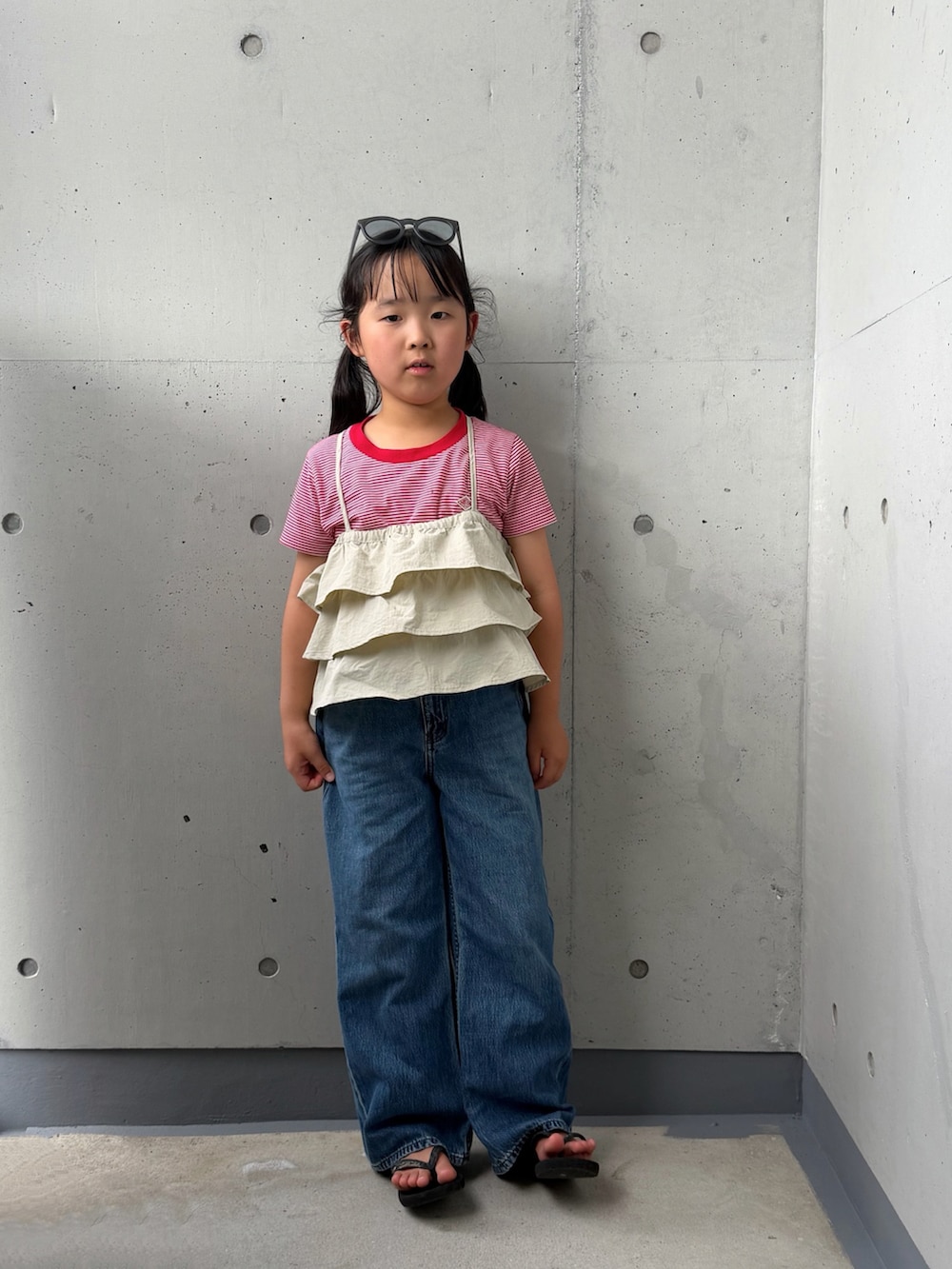 レッド系のTシャツ/カットソー、ホワイト系のTシャツ/カットソー、ブラック系のサンダルを着用したキッズの夏コーディネートの2枚目の写真