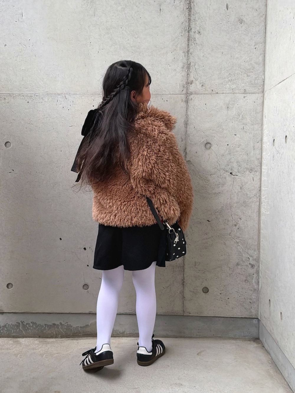 ブラウン系のブルゾン、その他のボストンバッグ、ホワイト系のシャツ/ブラウスを着用したキッズの冬コーディネートの2枚目の写真