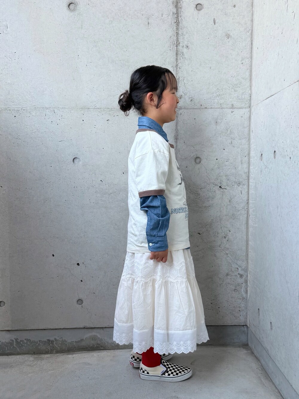 ホワイト系のTシャツ/カットソー、ブラック系のスリッポン、ブルー系のシャツ/ブラウスを着用したキッズの春コーディネートの5枚目の写真