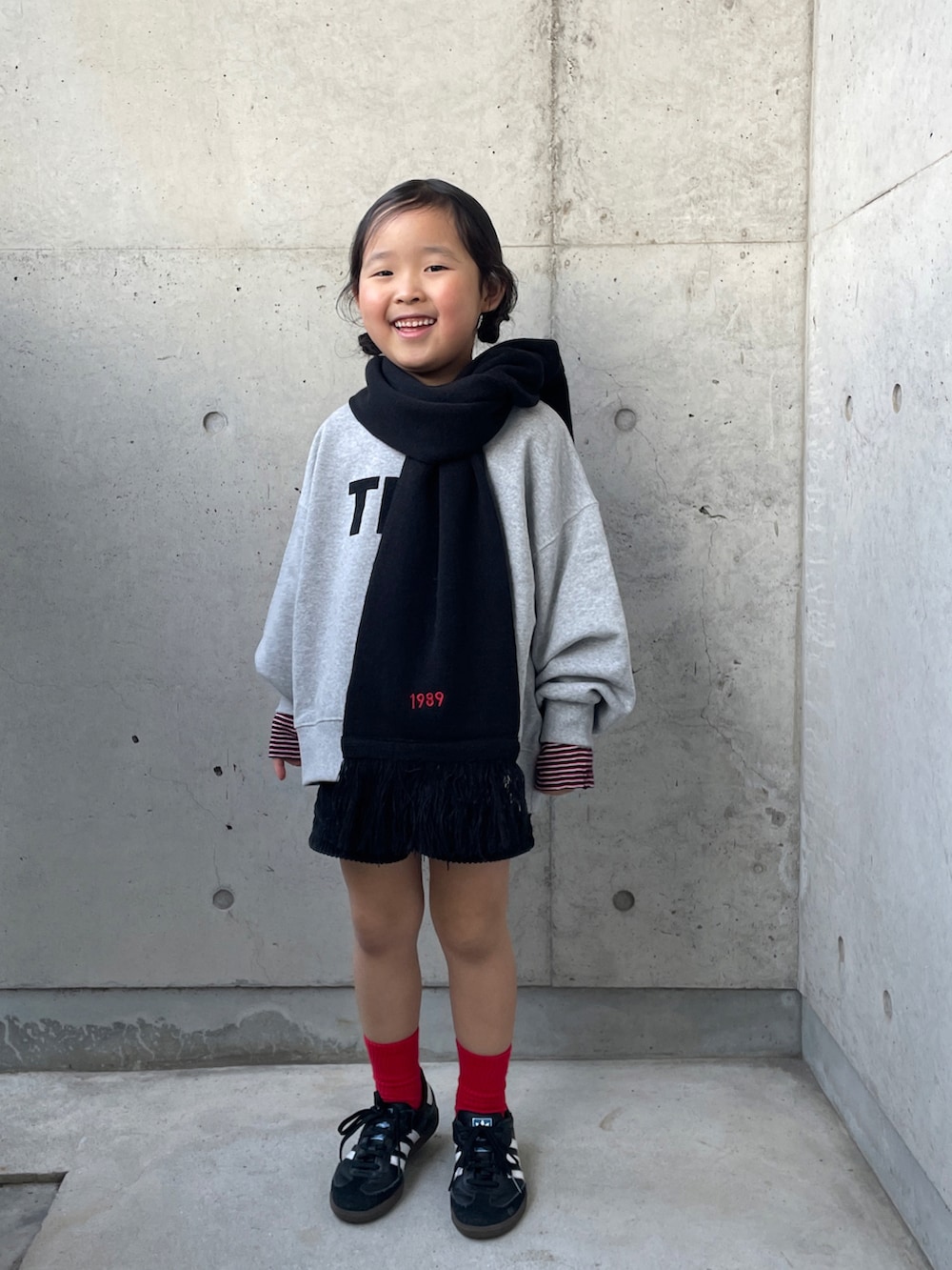 グレー系のスウェット、レッド系のTシャツ/カットソー、ブラック系のその他パンツを着用したキッズの冬コーディネートの2枚目の写真