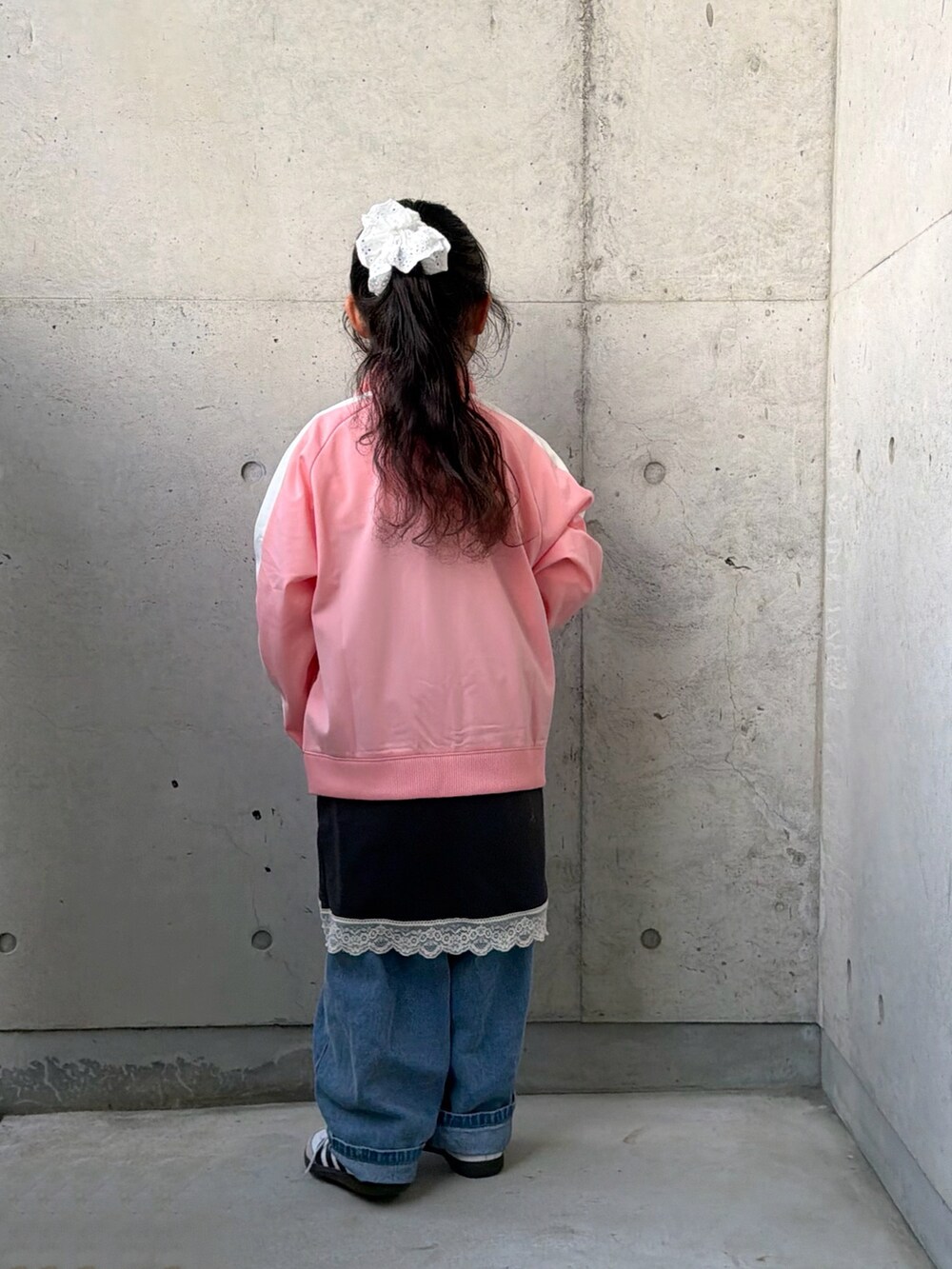 ホワイト系のスニーカー、ピンク系のジャージ、ブルー系のパンツを着用したキッズの秋コーディネートの3枚目の写真