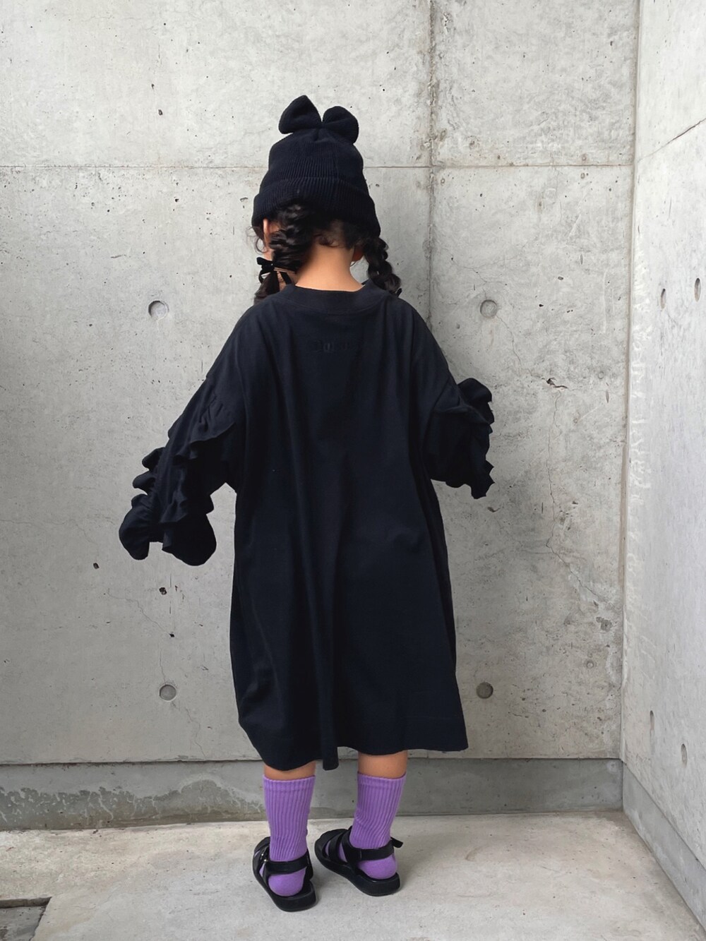 ブラック系のワンピース、シルバー系のコスチューム/パーティーグッズ、ピンク系のヘッドフォン/イヤホンを着用したキッズの秋コーディネートの5枚目の写真