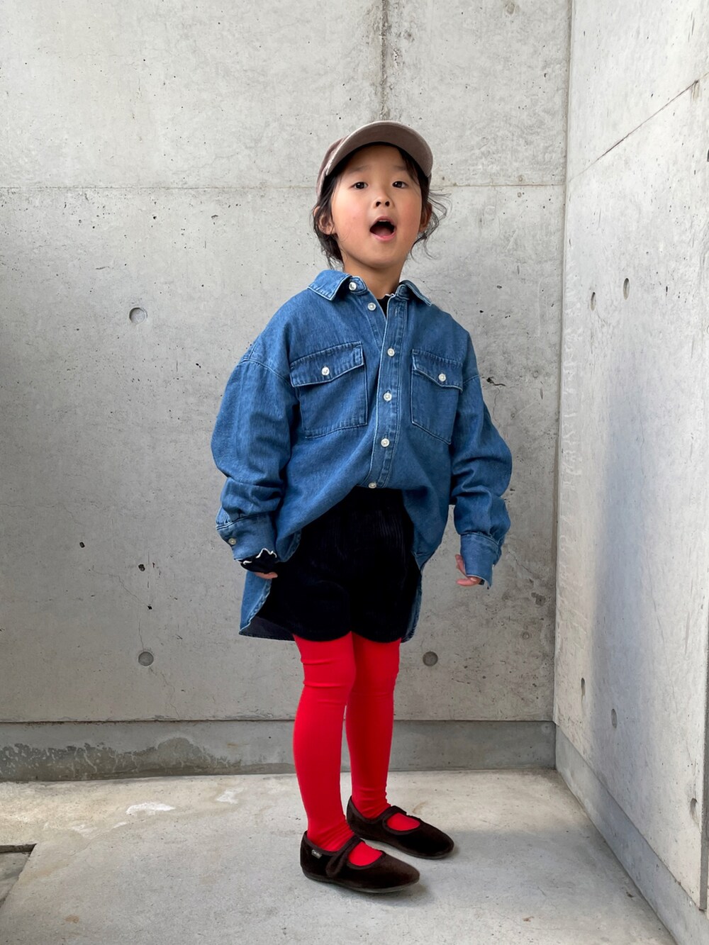 ブラウン系のバレエシューズ、ブルー系のシャツ/ブラウス、ブラック系のその他パンツを着用したキッズの秋コーディネートの5枚目の写真