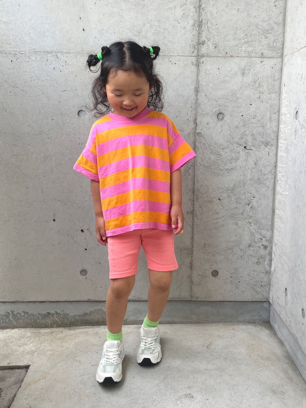 ピンク系のTシャツ/カットソー、ホワイト系のスニーカー、ピンク系のレギンス/スパッツを着用したキッズの春コーディネートの3枚目の写真